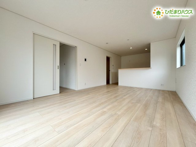 寄居町赤浜　第6　新築一戸建て　クレイドルガーデン　02の居間・リビング|明るい色のフローリングと白い壁紙が、室内をより一層広く明るく演出するリビングです。
家具の配置がしやすい縦長のデザインで、ソファーやテレビを置いても家族みんなでゆったりとくつろげる空間です(*^-^*