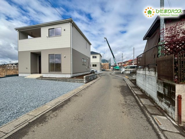 寄居町赤浜　第6　新築一戸建て　クレイドルガーデン　02の前面道路含む現地写真|物件の前面道路はすっきりと整備されており、視界が広く見通しも良好です◎
周辺は交通量が落ち着いており、小さなお子様がいるご家庭も安心です!