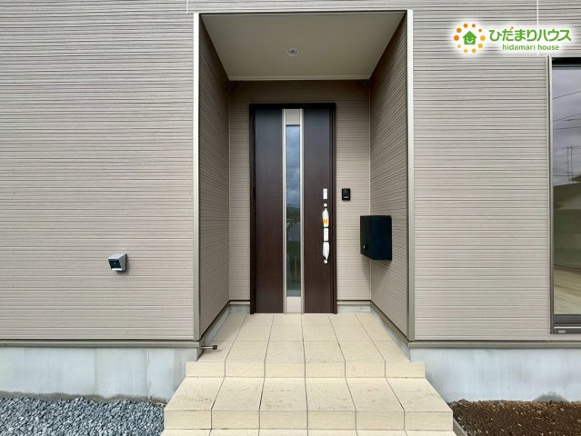寄居町赤浜　第6　新築一戸建て　クレイドルガーデン　02の玄関|落ち着いた色合いの玄関ドアが、住まいの顔として上品な印象を与えます。
ポーチ部分が広いため、雨の日の鍵開けや、お子様を連れて傘をたたむ際にも濡れにくく、毎日の出入りが快適になります！