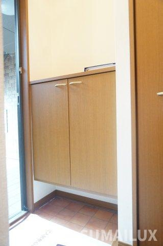 合志市須屋のアパートの玄関