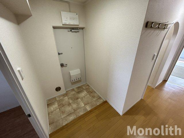 光明池駅前３号棟の玄関