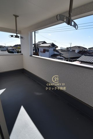 Cradlegarden　 笠間市旭町　第8　1のバルコニー|インナーバルコニーは洗濯物外干し派の強い味方！天気が変わりやすい季節の外出も安心です。外出が難しい日に出るだけでも気分転換になる、嬉しいスペースです。
