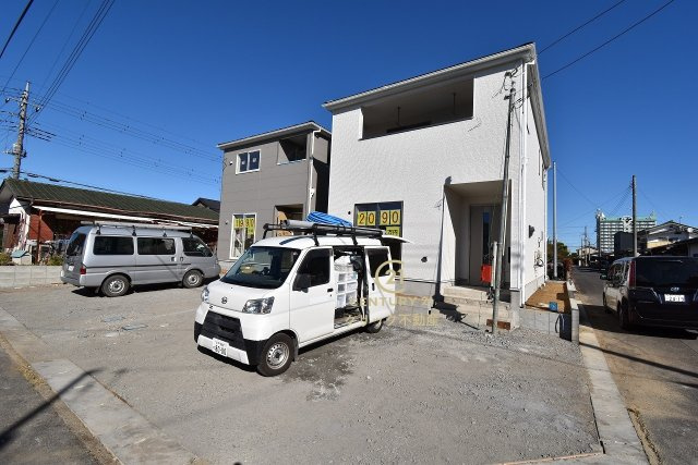 Cradlegarden　 笠間市旭町　第8　1の駐車場|並列駐車可能なカースペースを確保。毎日のお車の出し入れがストレスなく行えます！
内覧可能です。ご予約はHPから、またお電話でも、お気軽にどうぞ。