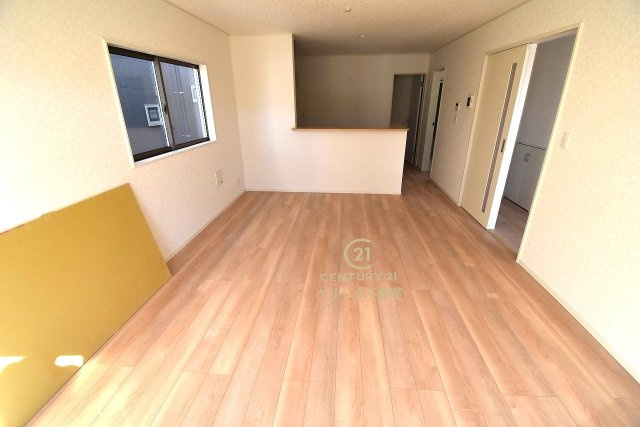 Cradlegarden　 笠間市旭町　第8　1の居間・リビング|カーテンやラグの色、質感、選ぶ家具などでお部屋の雰囲気が変わります。お好みのインテリアを楽しみましょう♪白を基調とした内装ですので、あらゆるスタイルが馴染みます。