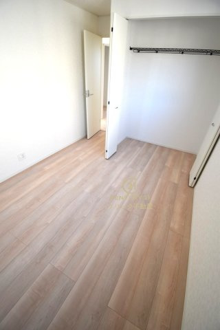 Cradlegarden　 笠間市旭町　第8　1の洋室|折戸を開くと壁面クローゼット。衣類が横一列に並ぶためひと目で洋服が選びやすい！衣類をたくさんお持ちの方もスッキリ片付きます♪