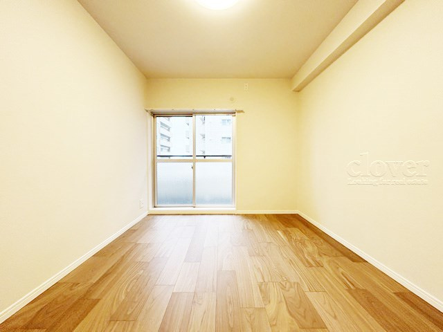 【子供部屋】 | オリエンタルグリーンコーポラス | 洋室2　窓から明るい光が差し込む洋室。ベッドを置いて個人居室にする場合は、多くの時間を過ごすことになる空間です。使い勝手や落ち着きを想像してください。～即日のご見学可能～　お問合せはお気軽にどうぞ。