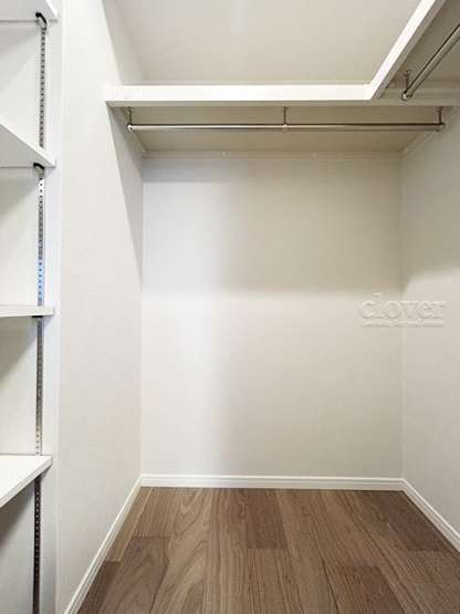 【収納】 | オリエンタルグリーンコーポラス | 洋室2　ウォークインクローゼット内部の様子。空間が広く、たっぷりとした収納力が、一枚の写真からも伝わってきます。～即日のご見学可能～　お問合せはお気軽にどうぞ。