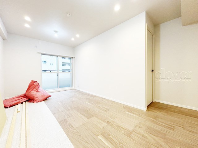 【居間・リビング】 | オリエンタルグリーンコーポラス | 広くスペースをとってあるLD。この空間に、どのように家具を配置していくのかを考えるのが、住宅購入時のなによりの楽しみです。～即日のご見学可能～　お問合せはお気軽にどうぞ。