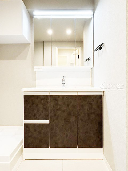 【独立洗面台】 | オリエンタルグリーンコーポラス | 三面鏡タイプの独立洗面台。鏡の裏スペースは収納になっています。毎朝、鏡に映った背景自体が「新居」の喜びを増幅してくれそうです。～即日のご見学可能～　お問合せはお気軽にどうぞ。