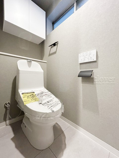 【トイレ】 | オリエンタルグリーンコーポラス | 温水洗浄便座付き　上部に収納を備えたトイレです。自宅の中でも最もプライベートな空間だからこそ、ほしい「落ち着き」がここにあります。～即日のご見学可能～　お問合せはお気軽にどうぞ。