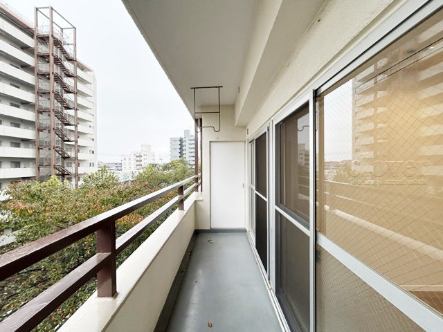 【バルコニー】 | オリエンタルグリーンコーポラス | バルコニーの様子。ここからの眺めが、日々のストレスを発散してくれることでしょう。ちなみにバルコニーは専有部分ではなく「共用部分」の扱いです。～即日のご見学可能～　お問合せはお気軽にどうぞ。