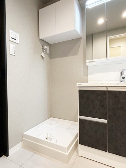 【ランドリースペース】 | オリエンタルグリーンコーポラス | 防水パン（洗濯機置き場）　上部収納あり