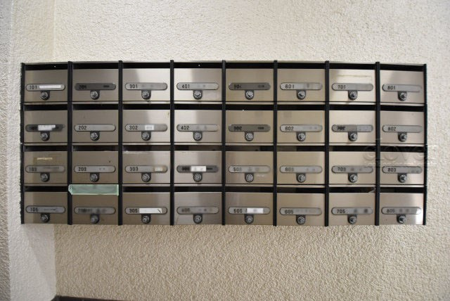 【設備】 | オリエンタルグリーンコーポラス | 郵便物を受け入れる住民共用のポスト。「集合ポスト」とも呼びます。ここもまた、マンションの「顔」のひとつです。～即日のご見学可能～　お問合せはお気軽にどうぞ。