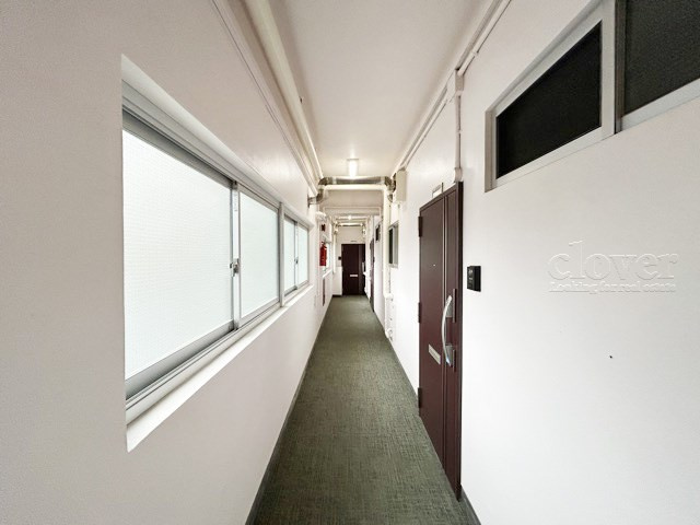 【その他共用部分】 | オリエンタルグリーンコーポラス | マンションの共用廊下です。きれいに清掃されています。周囲のお部屋の様子も、ぜひ伺ってみてください。～即日のご見学可能～　お問合せはお気軽にどうぞ。
