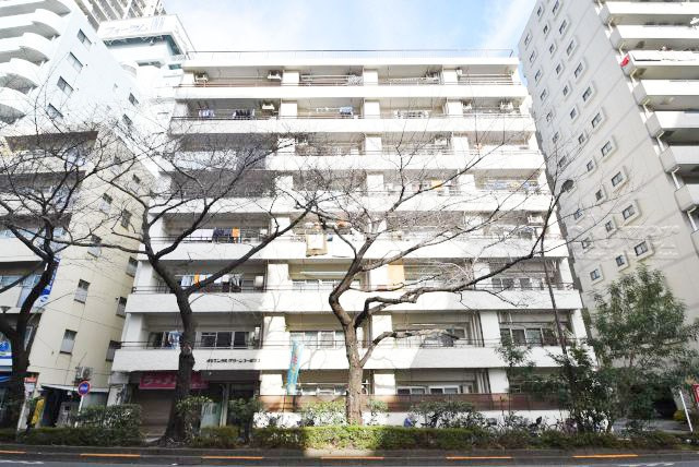 【外観】 | オリエンタルグリーンコーポラス | 青空によく映える建物です。手入れの行き届いた外壁やマンション正面エントランスなど、綺麗な姿をぜひ一度、現地にてご覧ください。～即日のご見学可能～　お問合せはお気軽にどうぞ。