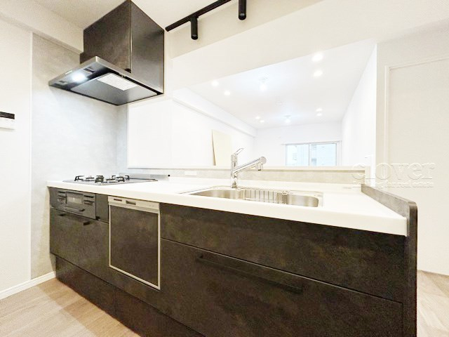 【キッチン】 | オリエンタルグリーンコーポラス | 食洗機付き　三口ガスコンロ　カウンター式のシステムキッチン。スッキリと見晴らしの良いキッチンで、気分よく調理や洗い物に精を出せそうですね。～即日のご見学可能～　お問合せはお気軽にどうぞ。