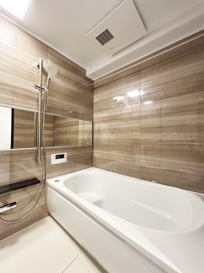 【浴室】 | オリエンタルグリーンコーポラス | 浴室乾燥機能付き　疲れと汚れを落として明日への活力を蓄える、癒しの空間＝バスルーム。とても大切な設備です。浴槽も洗い場も美しく整っています。～即日のご見学可能～　お問合せはお気軽にどうぞ。