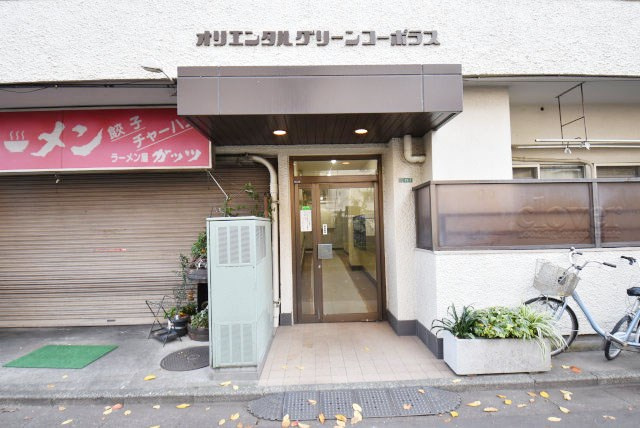 【エントランス】 | オリエンタルグリーンコーポラス | お客様を、そして住人を出迎えてくれるマンションのエントランス。ゴミが落ちていないことからも、管理状態の良さや住民の節度の高さが見て取れます。～即日のご見学可能～　お問合せはお気軽にどうぞ。