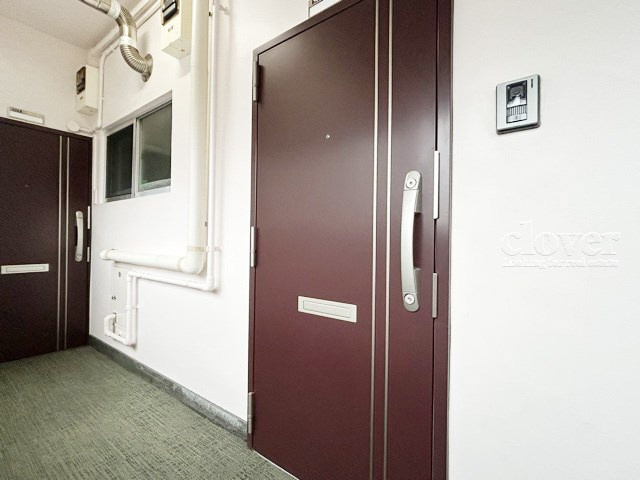 【その他共用部分】 | オリエンタルグリーンコーポラス | ダブルロック式の玄関ドアが皆様をお出迎え。お部屋のセキュリティの観点からも、うれしい設備ですね。玄関の色もシックで良い感じです。～即日のご見学可能～　お問合せはお気軽にどうぞ。