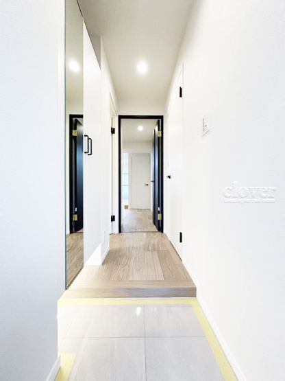 【その他共用部分】 | オリエンタルグリーンコーポラス | 玄関ドアを背に、廊下と室内を望みます。ナチュラル系の色合いを重視した内装のイメージをご確認ください。お部屋の第一印象やイメージを決定づける空間です。～即日のご見学可能～　お問合せはお気軽にどうぞ。