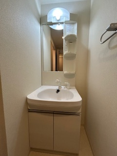 小西マンションの独立洗面台|独立洗面台あり、毎朝おしゃれに忙しい女性の方におすすめです