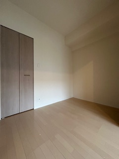 小西マンションの洋室|落ち着いた色調の洋室です