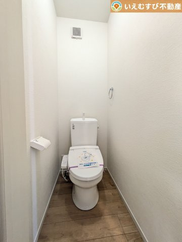Zut PLUS　比企郡嵐山町15期のトイレ|シンプルで清潔感のあるトイレ
暖房便座付きなので寒い冬でも快適に使用できます！