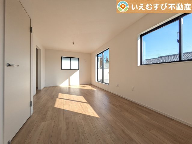 Zut PLUS　比企郡嵐山町15期の洋室|2面採光で明るい居室
たっぷりの採光で自然光の差し込む明るいお部屋！新生活を想像すると楽しみが増しますね♪