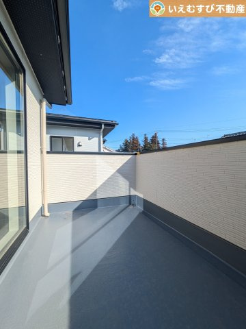 Zut PLUS　比企郡嵐山町15期のバルコニー|南バルコニーで毎日のお洗濯もラクラク快適
しっかり太陽の光が降り注ぐ南向きなのでお洗濯物が乾きやすい♪
