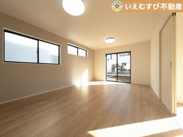 Zut PLUS　比企郡嵐山町15期の居間・リビング|自然光で満たされる明るく開放感溢れるリビング
たっぷりの採光で明るい空間。家族みんなでくつろげます♪