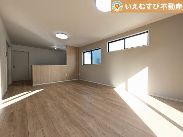 Zut PLUS　比企郡嵐山町15期の居間・リビング|開放感と家族との距離感にこだわったＬＤＫ
採光たっぷりのリビングで休日には家族みんなでくつろげそうですね♪