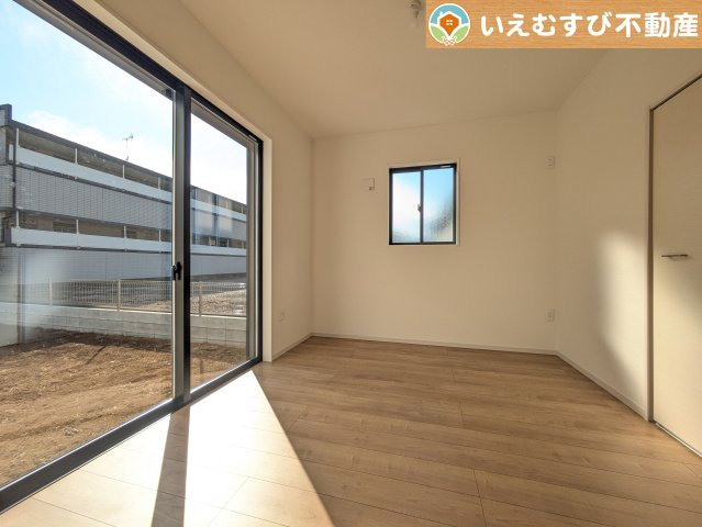 Zut PLUS　比企郡嵐山町15期の洋室|5.2帖の1階洋室は小さなお子様のお世話に大活躍
全居室洋室プランで統一感のある空間！LDK横も洋室なので開放して広々空間にしても◎