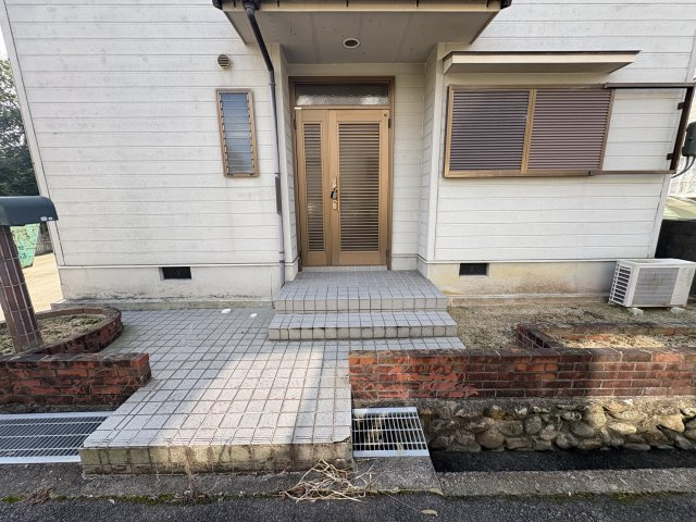 三木市志染町広野４丁目戸建の玄関
