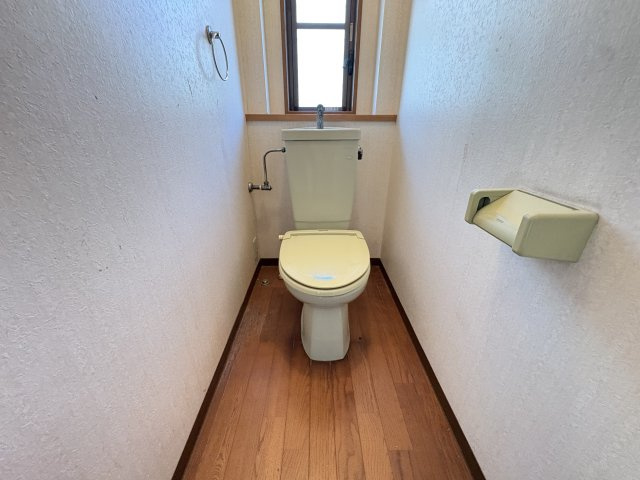 三木市志染町広野４丁目戸建のトイレ