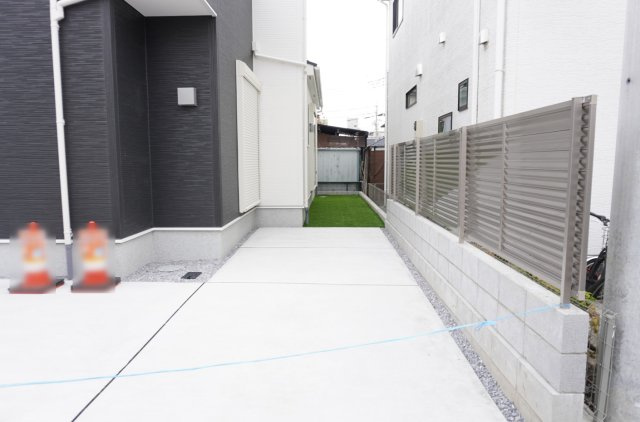 草加市西町 新築分譲住宅の駐車場