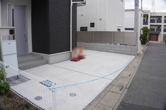 草加市西町 新築分譲住宅の駐車場