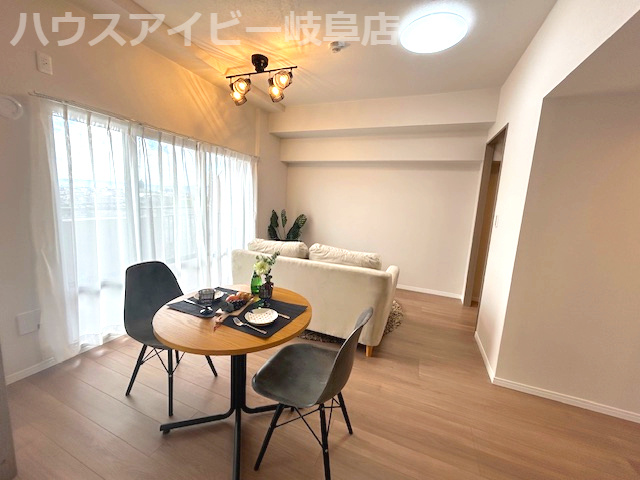 ライオンズマンション岐阜清本町！11階につき眺望日当り良好♪フルリノベーション済み！西岐阜駅19分！の居間・リビング|ライオンズマンション岐阜清本町！11階につき眺望日当り良好♪フルリノベーション済み！西岐阜駅19分！