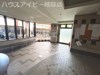 【エントランス】 | ライオンズマンション岐阜清本町！11階につき眺望日当り良好♪フルリノベーション済み！西岐阜駅19分！ | ライオンズマンション岐阜清本町！11階につき眺望日当り良好♪フルリノベーション済み！西岐阜駅19分！