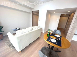【居間・リビング】 | ライオンズマンション岐阜清本町！11階につき眺望日当り良好♪フルリノベーション済み！西岐阜駅19分！ | ライオンズマンション岐阜清本町！11階につき眺望日当り良好♪フルリノベーション済み！西岐阜駅19分！