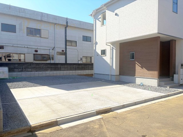 つくばみらい市伊奈東第1期　新築戸建て　1号棟の駐車場|カースペースは3台完備。ゲスト用のスペースも確保できますね♪
