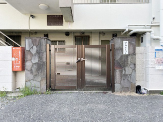 【エントランス】 | お客様を、そして住人を出迎えてくれるマンションのエントランス。ゴミが落ちていないことからも、管理状態の良さや住民の節度の高さが見て取れます。～即日のご見学可能～　お問合せはお気軽にどうぞ。