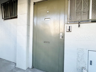 【その他共用部分】 | 皆様をお迎えする、お部屋の玄関ドア。開けやすさや開放角度、ドアノブの操作しやすさや鍵の形状などを、現地で一度ご確認ください。～即日のご見学可能～　お問合せはお気軽にどうぞ。