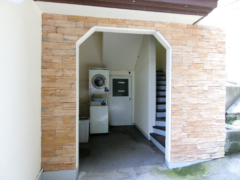 サニーパレス白川台のエントランス