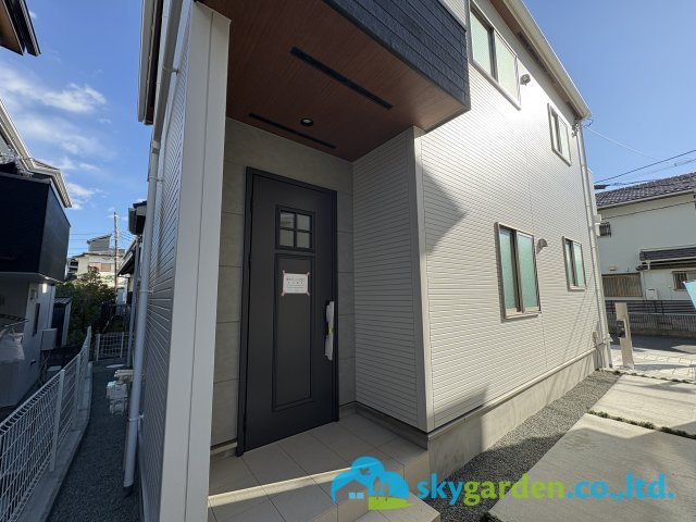 茅ヶ崎市南湖４丁目の新築一戸建の外観|玄関前の様子