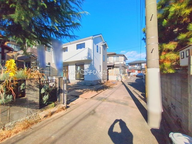 『八王子市新築戸建て』八王子市散田町2-26-2【仲介手数料無料】　２期の前面道路含む現地写真|～仲介手数料無料☆八王子ひなた不動産～　八王子市散田町　新築戸建て