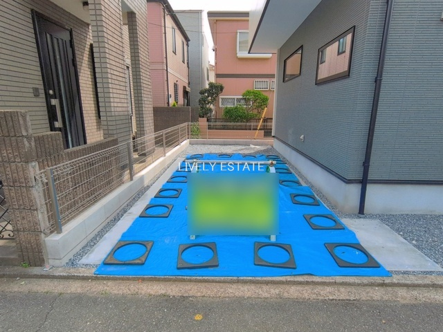草加市谷塚町 新築分譲住宅の駐車場