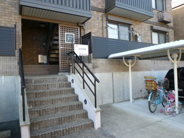 パストラル西向日のエントランス