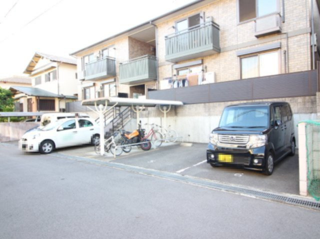 パストラル西向日の駐車場