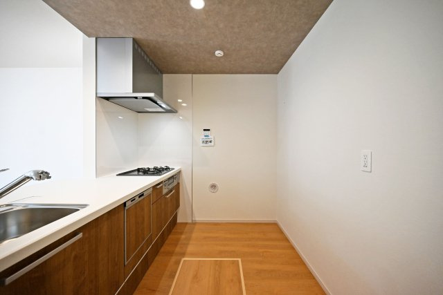 テラシエ浜田町2丁目新築一戸建て│4LDK+駐車1台可のキッチン|キッチンスペースはカップボードを置いてユニットの収納庫を開いても十分作業できる幅を設けました。