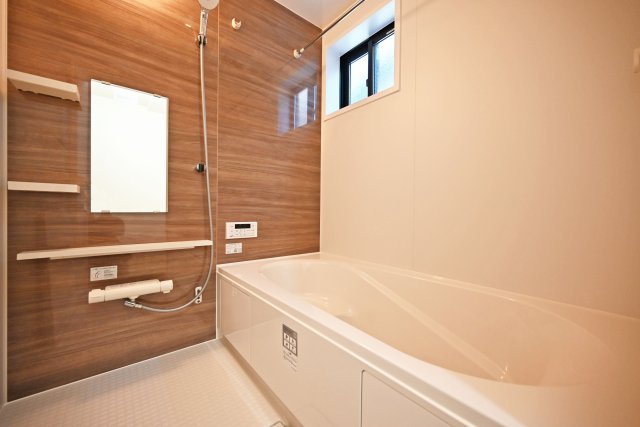 テラシエ浜田町2丁目新築一戸建て│4LDK+駐車1台可の浴室|1階浴室の内観写真です。浴室暖房乾燥機付きの1616サイズ、Housetec製のユニットバスを導入しました。